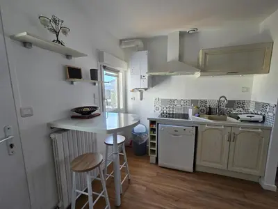 Cuisine ou kitchenette dans l'établissement Maison entierement rénovée Le Mans