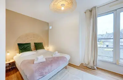 Un ou plusieurs lits dans un hébergement de l'établissement Loft au coeur des halles -parking privé - Wifi