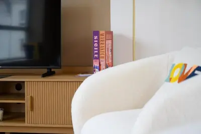 Télévision ou salle de divertissement dans l'établissement Loft au coeur des halles -parking privé - Wifi