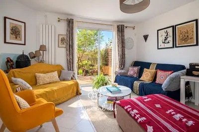 Coin salon dans l'établissement Maison lumineuse, jardin & parking - 24H du Mans