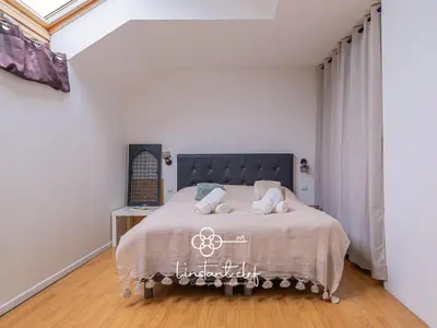 Un ou plusieurs lits dans un hébergement de l'établissement Maison lumineuse, jardin & parking - 24H du Mans