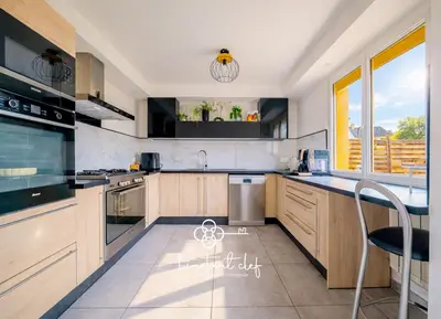 Cuisine ou kitchenette dans l'établissement Maison lumineuse, jardin & parking - 24H du Mans