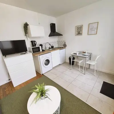 Cuisine ou kitchenette dans l'établissement L'Intermède - gare- Wifi - TV - Lave-linge