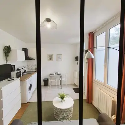 Cuisine ou kitchenette dans l'établissement L'Intermède - gare- Wifi - TV - Lave-linge