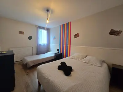 Un ou plusieurs lits dans un hébergement de l'établissement Le Bollywood 2 - 2 ch. - WiFi - Centre-ville - Spacieux
