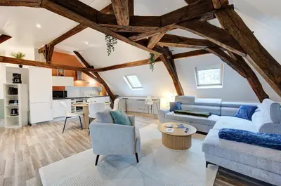 Coin salon dans l'établissement Magnifique loft au pied du tram - Wifi - Bureau