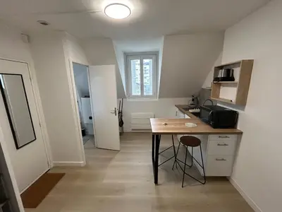 Cuisine ou kitchenette dans l'établissement Small cocoon in Tours - 2 min de la gare de Tours
