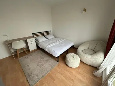 Un ou plusieurs lits dans un hébergement de l'établissement Jolie chambre meublée