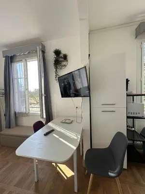 Télévision ou salle de divertissement dans l'établissement Studio avec vue sur le Château