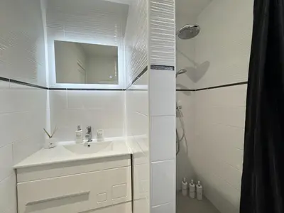 Salle de bains dans l'établissement Dépendance de Charme - Ruaudin - 5 pers