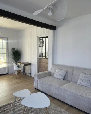 Coin salon dans l'établissement Maison spacieuse & lumineuse à Châtellerault