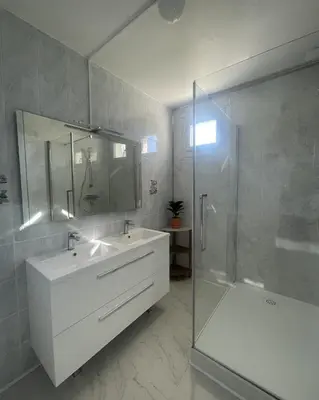 Salle de bains dans l'établissement Maison spacieuse & lumineuse à Châtellerault