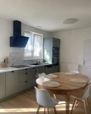 Cuisine ou kitchenette dans l'établissement Maison spacieuse & lumineuse à Châtellerault