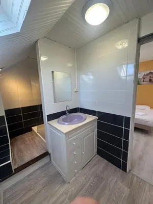 Salle de bains dans l'établissement T3 vue sur le Château d'Azay-le-Rideau ! Avec 2 SDB
