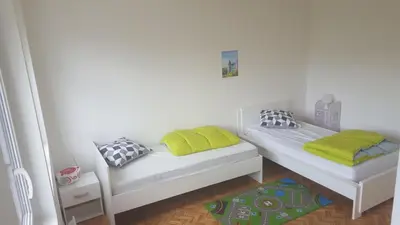 Un ou plusieurs lits dans un hébergement de l'établissement Maison avec jardin et garage