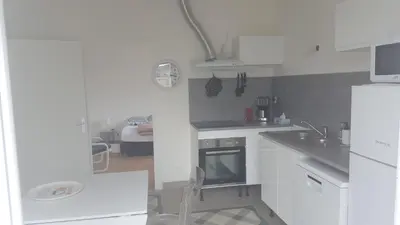 Cuisine ou kitchenette dans l'établissement Maison avec jardin et garage