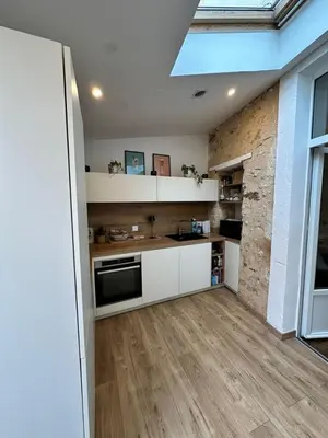 Cuisine ou kitchenette dans l'établissement Maison conviviale terrasse & parking - 24H du Mans