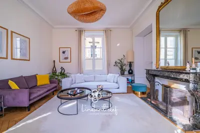 Coin salon dans l'établissement Maison avec piscine centre ville 24 heures évènements