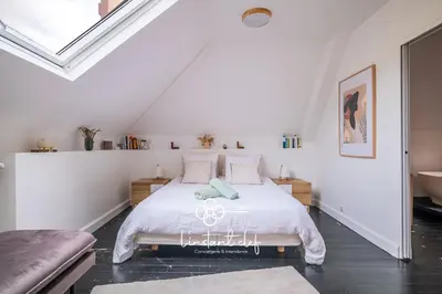 Un ou plusieurs lits dans un hébergement de l'établissement Maison avec piscine centre ville 24 heures évènements