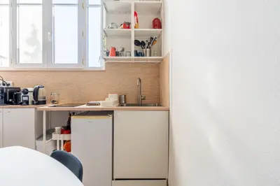 Cuisine ou kitchenette dans l'établissement Large practical studio with parking in front of the entrance
