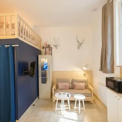 Large practical studio with parking in front of the entrance