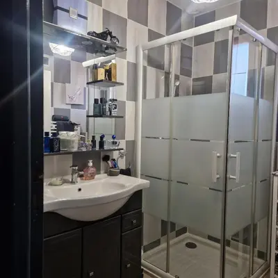 Salle de bains dans l'établissement Chambre 24h à 900m du virage de Mulsanne