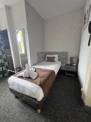 Un ou plusieurs lits dans un hébergement de l'établissement Hôtel L'Univers