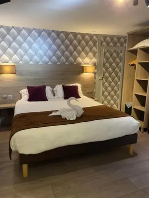 Un ou plusieurs lits dans un hébergement de l'établissement Hôtel L'Univers