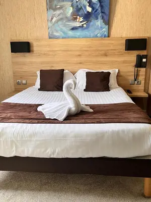 Un ou plusieurs lits dans un hébergement de l'établissement Hôtel L'Univers