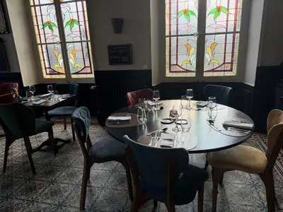 Coin salon dans l'établissement Logis Le Grand Hotel