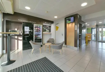 Télévision ou salle de divertissement dans l'établissement B&B HOTEL Le Mans Sud