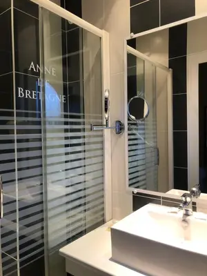 Salle de bains dans l'établissement Hotel Anne De Bretagne BLOIS