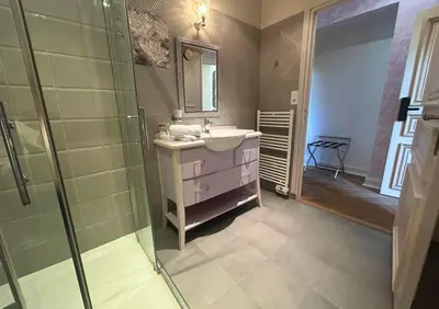 Salle de bains dans l'établissement Château de Saint-Bohaire