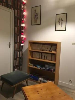 Bibliothèque dans la maison de vacances