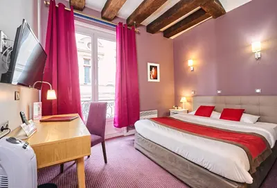 Un ou plusieurs lits dans un hébergement de l'établissement LOGIS Hôtel Du Théâtre