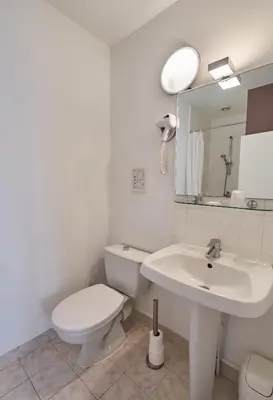 Salle de bains dans l'établissement LOGIS Hôtel Du Théâtre