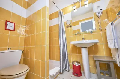Salle de bains dans l'établissement LOGIS Hôtel Du Théâtre