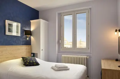Un ou plusieurs lits dans un hébergement de l'établissement Logis Hôtel Des Châteaux De La Loire