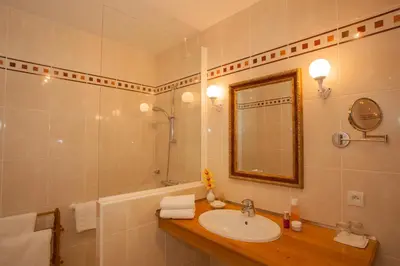 Salle de bains dans l'établissement Logis Le Fleuray