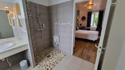 Salle de bains dans l'établissement Hôtel Saint Jacques