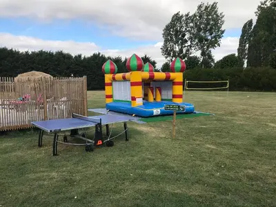 Aire de jeux pour enfants de l'établissement Camping Le Cardinal