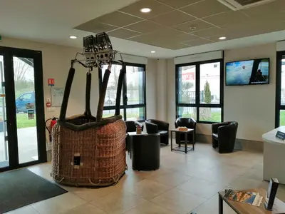 Télévision ou salle de divertissement dans l'établissement L'AEROGARE Amboise