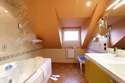 Salle de bains dans l'établissement Logis Hôtel restaurant LE MEDICIS