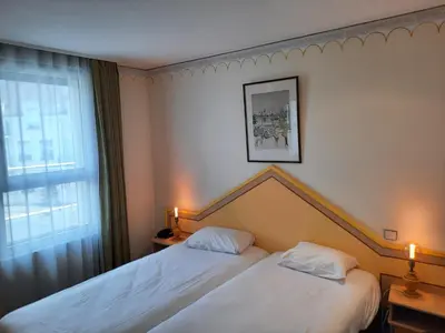 Un ou plusieurs lits dans un hébergement de l'établissement Logis Hôtel restaurant LE MEDICIS