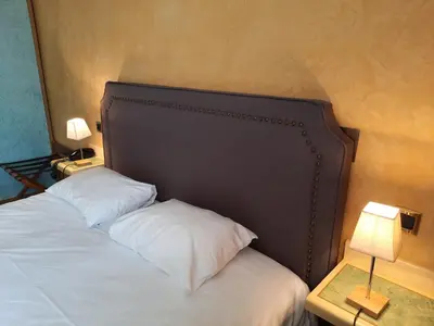 Un ou plusieurs lits dans un hébergement de l'établissement Logis Hôtel restaurant LE MEDICIS