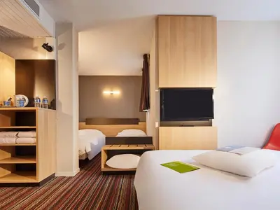 Un ou plusieurs lits dans un hébergement de l'établissement Kyriad Tours Sud - Chambray Lès Tours