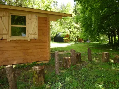 Jardin de l'établissement La Rossignolerie - POD Cabanes des châteaux