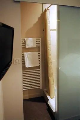 Salle de bains dans l'établissement Hôtel Ronsard