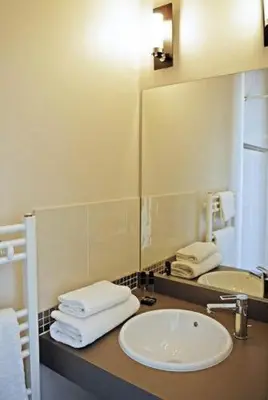 Salle de bains dans l'établissement Hôtel Ronsard