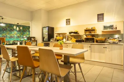 Cuisine ou kitchenette dans l'établissement City Résidence Tours